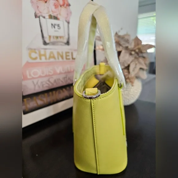 Marc Jacobs Small Satchel Bag. - Picture 4 of 10